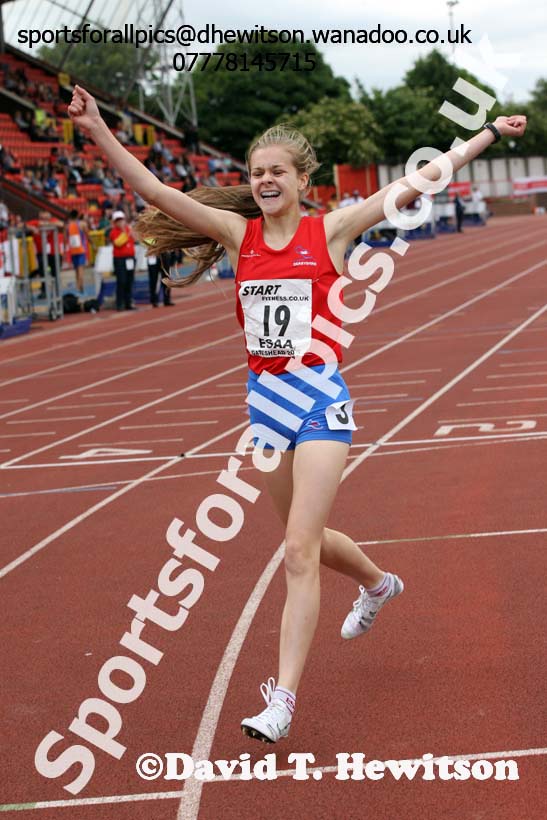 Junior girls 800 metres, 2015 English Schools Track and Field Champs., Gateshead Stadium. Photo: David T. Hewitson/Sports for All Pics